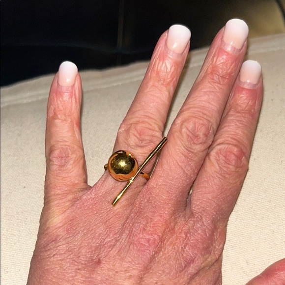 Elegant Gold-Tone Ring - Picture 1 of 6